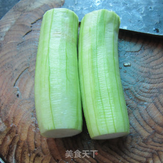 干煸丝瓜丁的做法步骤：1