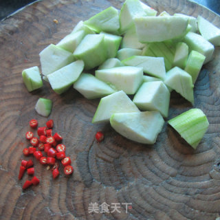干煸丝瓜丁的做法步骤：2