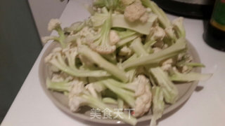 麻辣干煸椰菜花的做法步骤：1