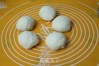 椰蓉奶酪小餐包的做法步骤：6