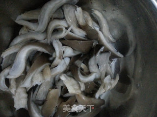 蘑菇炒肉的做法步骤：2