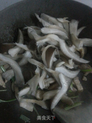 蘑菇炒肉的做法步骤：5