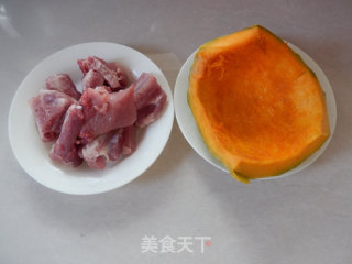 南瓜焖排骨的做法步骤：1