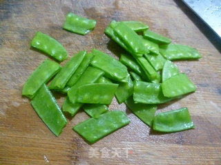 火腿肠荷兰豆炒玉米馒头的做法步骤：4