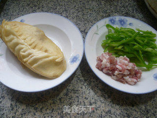 青椒五花肉炒盘菜的做法步骤：1