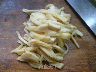青椒五花肉炒盘菜的做法步骤：2