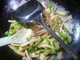 青椒五花肉炒盘菜的做法步骤：9