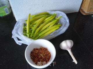 蒜椒拌黄花的做法步骤：1