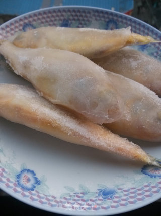 干炸小黄鱼的做法步骤：1