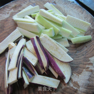 丝瓜炒茄子的做法步骤：3