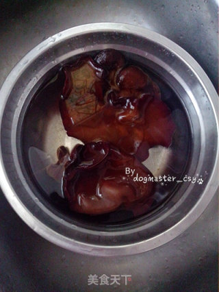 一道简单健康的美味素菜【凉拌黑木耳】的做法步骤：2