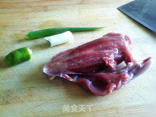 孜然羊肉的做法步骤：1