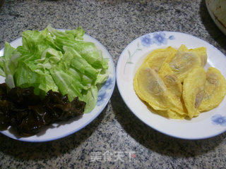 黑木耳圆白菜煮蛋饺的做法步骤：1
