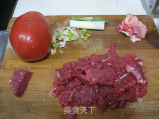 西红柿牛肉简易版的做法步骤：1