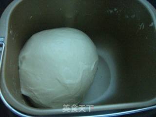 毛毛虫肉松杏仁面包的做法步骤：2