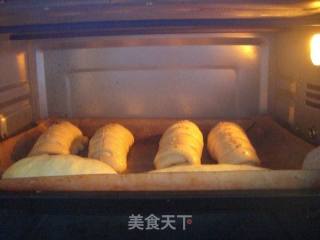 毛毛虫肉松杏仁面包的做法步骤：12