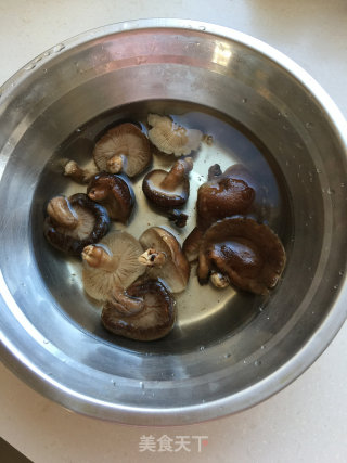 菌菇鸡汤的做法步骤：3