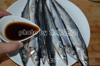 用电饼铛制作富有日本民风的秋刀鱼的做法步骤：3