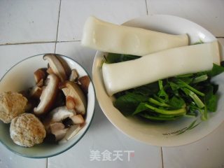 －个人的午餐---肉丸煮年糕的做法步骤：1