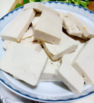 青椒炒豆腐的做法步骤：1
