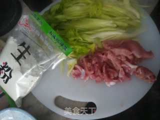 家常炒西芹的做法步骤：1