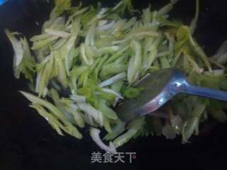 家常炒西芹的做法步骤：5