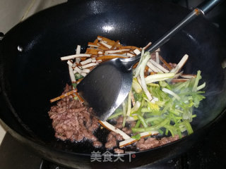 芹菜香干炒肉的做法步骤：4