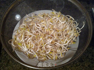 绿豆芽炒肉的做法步骤：1