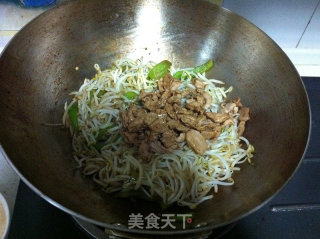 绿豆芽炒肉的做法步骤：9