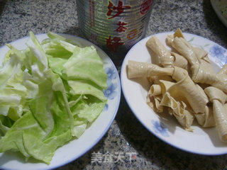 沙茶酱豆结炒圆白菜的做法步骤：1
