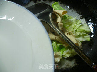 沙茶酱豆结炒圆白菜的做法步骤：3