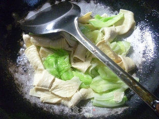 沙茶酱豆结炒圆白菜的做法步骤：4