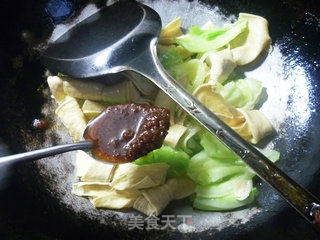 沙茶酱豆结炒圆白菜的做法步骤：5