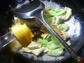 沙茶酱豆结炒圆白菜的做法步骤：6