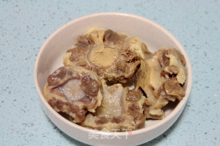 滋味加倍的【大蒜香草烤牛尾】的做法步骤：1