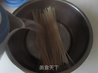 番茄鸡蛋米粉的做法步骤：1