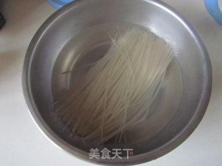 番茄鸡蛋米粉的做法步骤：2