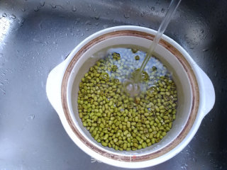 自制绿豆芽的做法步骤：1
