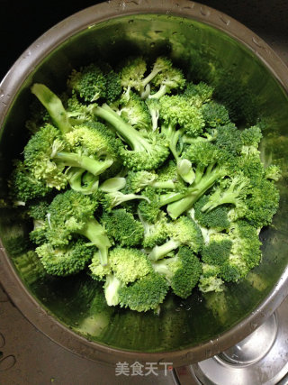 虾仁瘦肉西兰花的做法步骤：1