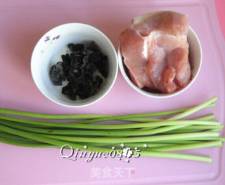肉炒蒜苔木耳的做法步骤：1
