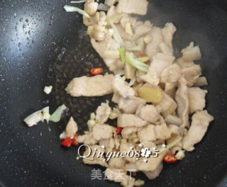 肉炒蒜苔木耳的做法步骤：7