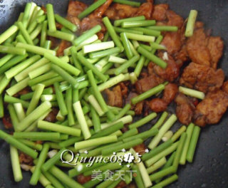 肉炒蒜苔木耳的做法步骤：9