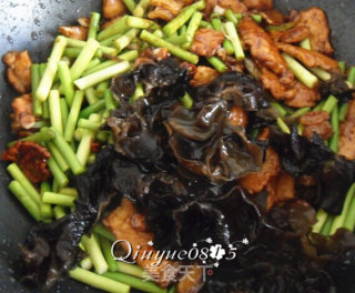 肉炒蒜苔木耳的做法步骤：10