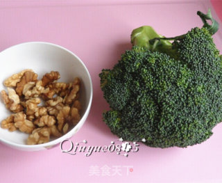 西兰花炒核桃仁的做法步骤：1