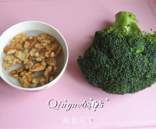 西兰花炒核桃仁的做法步骤：2