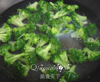 西兰花炒核桃仁的做法步骤：4