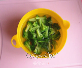 西兰花炒核桃仁的做法步骤：5