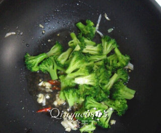 西兰花炒核桃仁的做法步骤：10