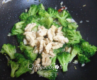 西兰花炒核桃仁的做法步骤：11