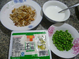 青豆金针菇豆腐羹的做法步骤：1